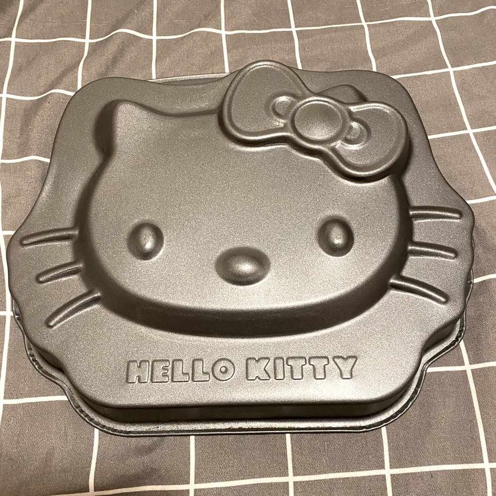 NWOT Hello Kitty cake pan